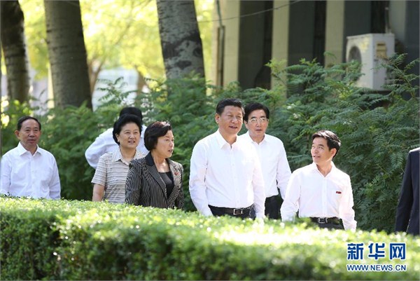 9月9日，中共中央总书记、国家主席、中央军委主席习近平来到北京师范大学看望教师学生，向全国广大教师和教育工作者致以崇高的节日敬礼和祝贺。